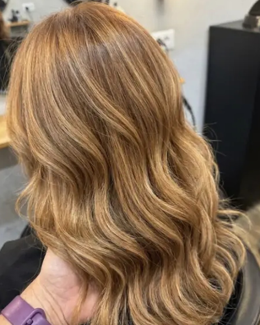 Capelli lunghi lisci con schiariture naturali